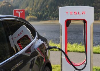 Autos eléctricos de GM podrán usar puestos de carga de Tesla