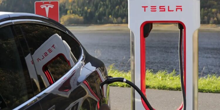Autos eléctricos de GM podrán usar puestos de carga de Tesla