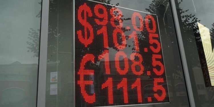 Banco Central de Rusia va a intervenir para frenar desplome del rublo