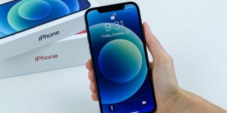 La OCU pide imitar a Francia y retirar el iPhone 12: estos son los motivos