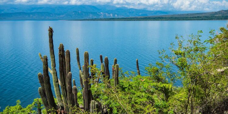 Convertirán en punto turístico lago Enriquillo