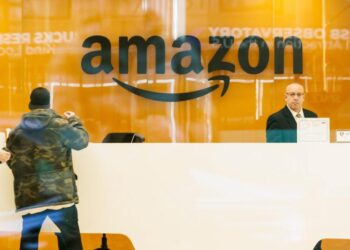 Empleados de Amazon despedidos buscan volver a ser contratados