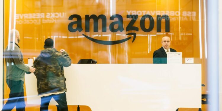 Empleados de Amazon despedidos buscan volver a ser contratados