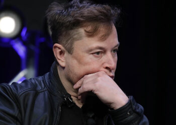 Grok, la IA gamberra de Elon Musk, ya está disponible, y no se corta con su jefe: «Su mayor logro es convertir X en un basurero»