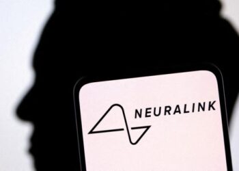 El primer paciente con un chip de Elon Musk en el cerebro es capaz de controlar dispositivos con sus pensamientos
