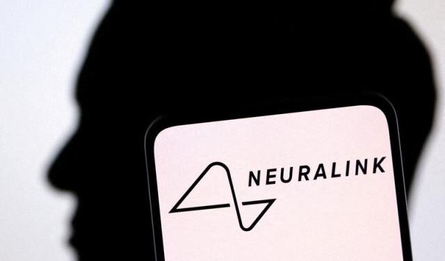 El primer paciente con un chip de Elon Musk en el cerebro es capaz de controlar dispositivos con sus pensamientos