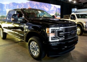 Ganancias de GM y Ford podrían verse afectadas por baja demanda de autos eléctricos