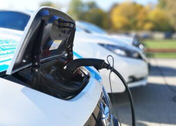 Starbucks y Mercedes-Benz unen fuerzas para crear estaciones de carga rápida para EVs en EU