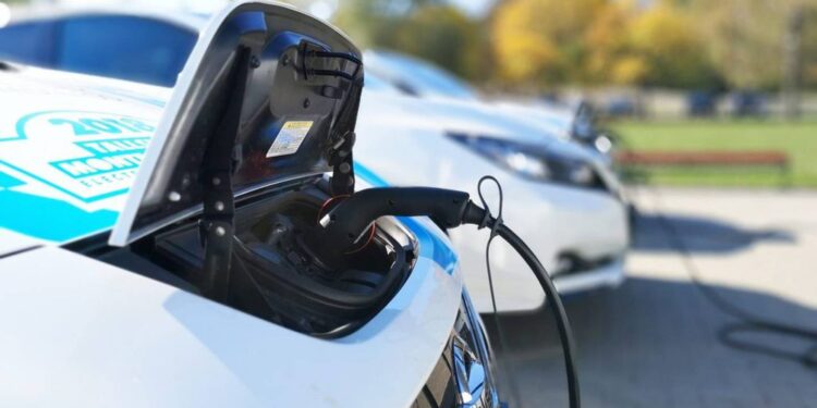 Starbucks y Mercedes-Benz unen fuerzas para crear estaciones de carga rápida para EVs en EU