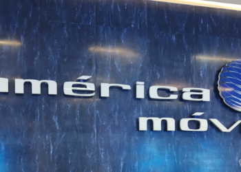 América Móvil reporta leve alza en ingresos, pero variación cambiaria afecta ganancias