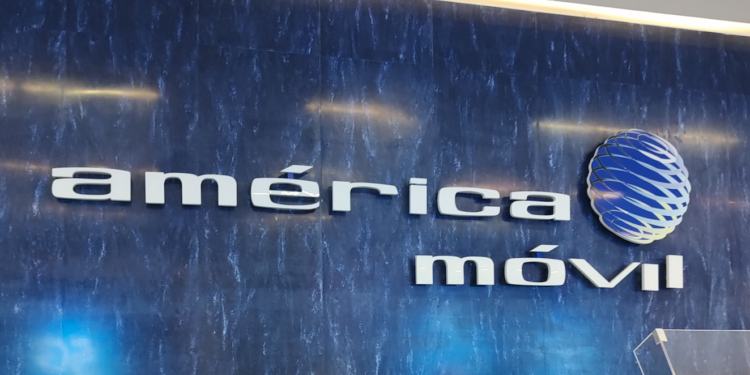 América Móvil reporta leve alza en ingresos, pero variación cambiaria afecta ganancias
