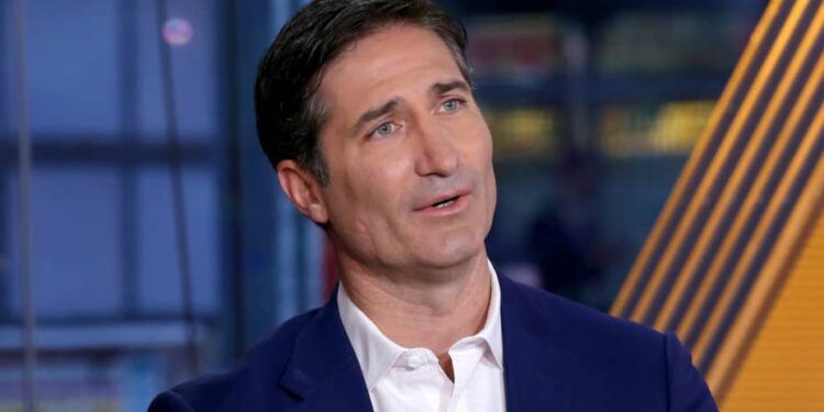 Starbucks nombra a Brian Niccol como director ejecutivo en reemplazo de Narasimhan