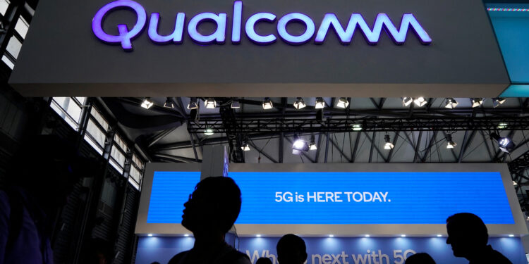 Qualcomm estudia adquirir partes del negocio de diseño de chips de Intel