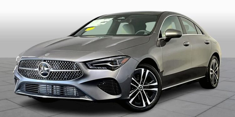 Mercedes-Benz sale completamente de Denza