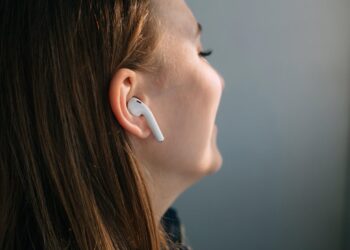 Fabricantes de aparatos auditivos ven amenaza para el sector ante nuevas funciones de AirPods de Apple