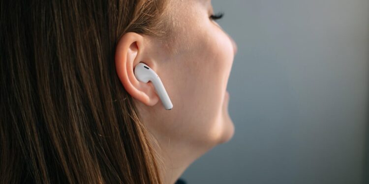 Fabricantes de aparatos auditivos ven amenaza para el sector ante nuevas funciones de AirPods de Apple