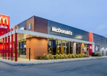 Acciones de McDonald’s caen tras un brote de E. coli vinculado a una hamburguesa ‘Cuarto de Libra’ que mató a una persona en EU