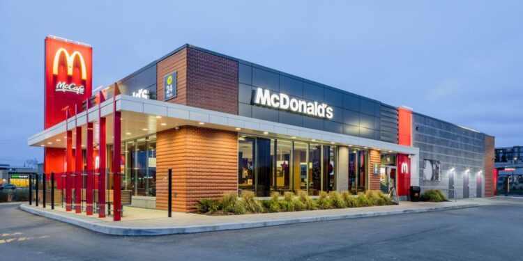 Acciones de McDonald’s caen tras un brote de E. coli vinculado a una hamburguesa ‘Cuarto de Libra’ que mató a una persona en EU
