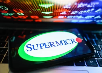 Renuncia de Ernst & Young como auditor de Super Micro provoca desplome del 30% en acciones