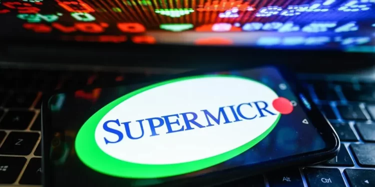Renuncia de Ernst & Young como auditor de Super Micro provoca desplome del 30% en acciones