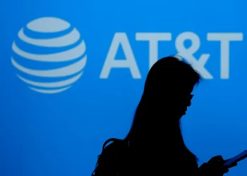 AT&T vende participación en DirecTV de 70% a TPG por 7,600 mdd