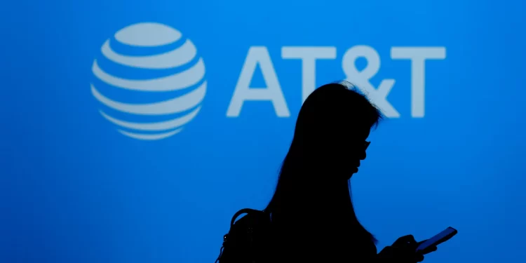 AT&T vende participación en DirecTV de 70% a TPG por 7,600 mdd