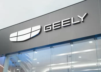 Así es como el fabricante de automóviles chino Geely desafía a BYD con nueva tecnología híbrida