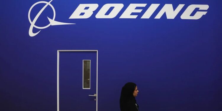 Boeing vende su unidad de vigilancia de defensa en un esfuerzo por mejorar su calificación crediticia