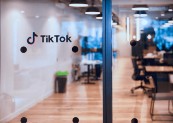 TikTok elimina empleos en su transición hacia la moderación de contenidos con IA