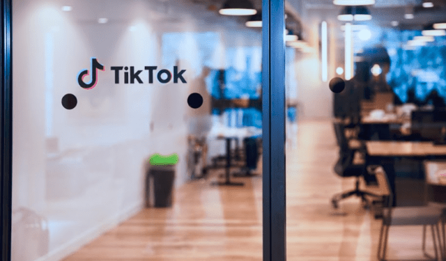 TikTok elimina empleos en su transición hacia la moderación de contenidos con IA