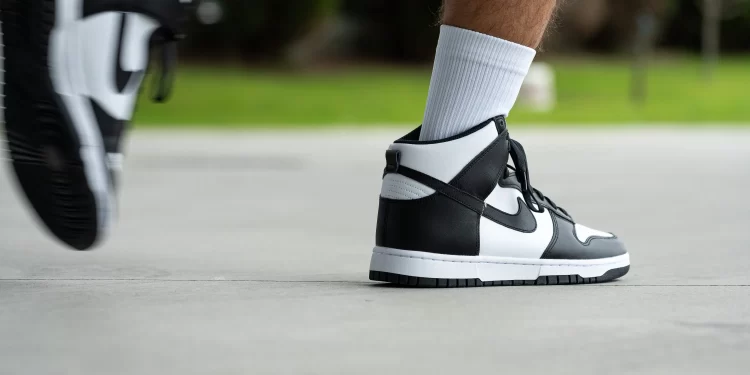 Nike sufre una caída del 8% en la bolsa tras retirar previsiones anuales; retrasan su día del inversor