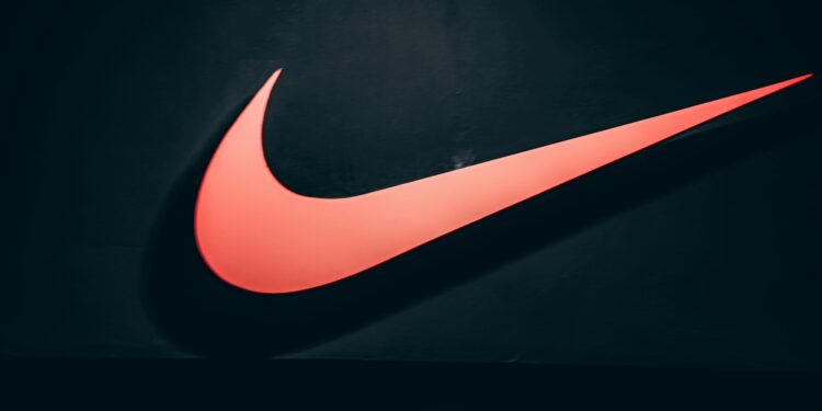 Analistas anticipan la mayor caída en ventas de Nike desde pandemia y prevén reinicio de objetivos