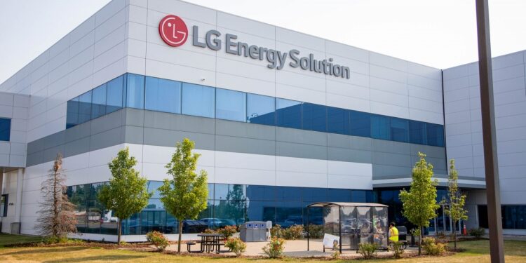 LGES ajusta su perspectiva para 2025 después que baja demanda de EVs impactara en ganancias