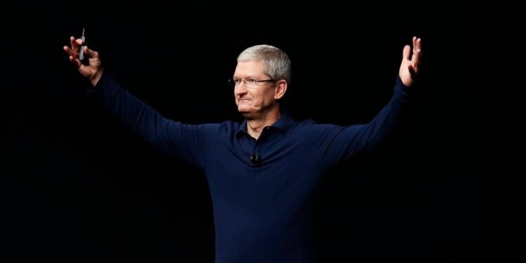 El otro trabajo de Tim Cook, el CEO de Apple: sacar a Nike de la crisis