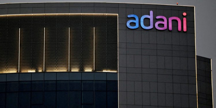 Acciones de Adani Group caen tras decisión de Total Energies de parar aportaciones