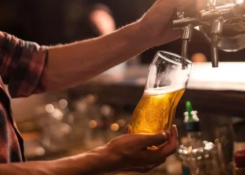 Ingresos de cerveceras decepcionan ante una baja en compras de los consumidores