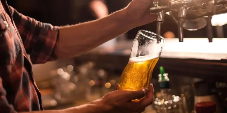 Ingresos de cerveceras decepcionan ante una baja en compras de los consumidores