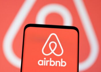 Airbnb gana 2,187 mdd hasta octubre, un 57% menos interanual