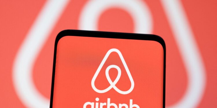 Airbnb gana 2,187 mdd hasta octubre, un 57% menos interanual