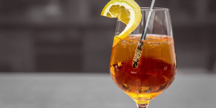 China responde a restricciones europeas a autos eléctricos con aranceles al brandy; la UE recurre a la OMC