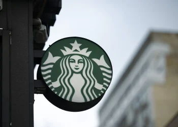 Ventas comparables de Starbucks caen 4% a cierre de 2024
