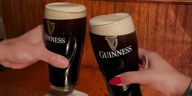 Diageo evalúa vender su marca de cerveza Guinness: Bloomberg News