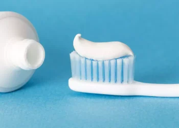 Demandan a Crest y Colgate por presencia de flúor en dentífricos infantiles