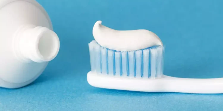 Demandan a Crest y Colgate por presencia de flúor en dentífricos infantiles