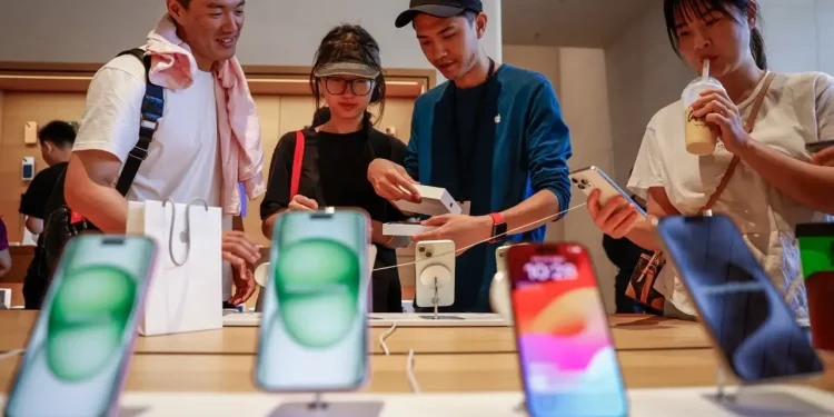 Apple pierde la corona en ventas de smartphones en China y cae al tercer lugar en 2024