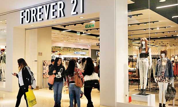 Forever 21 planea cerrar al menos 200 tiendas en su segunda quiebra: Bloomberg