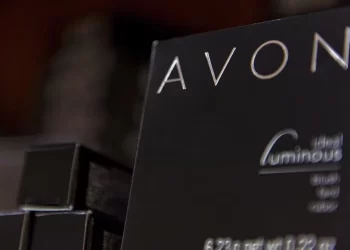 Natura negocia venta de operaciones de Avon fuera de Latinoamérica
