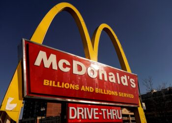 McDonald’s reporta caída de ganancias en cuarto trimestre por brote de E. Coli