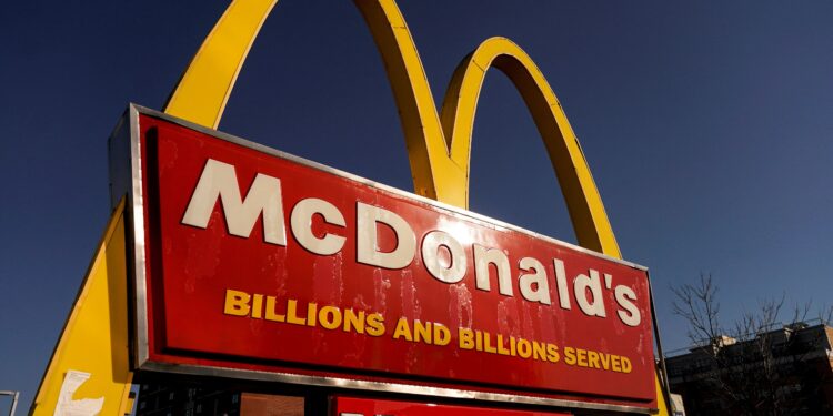McDonald’s reporta caída de ganancias en cuarto trimestre por brote de E. Coli