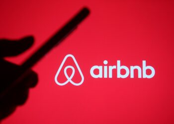 Airbnb se beneficia de la fiebre por viajar, crece 12% y proyecta sólido 2025